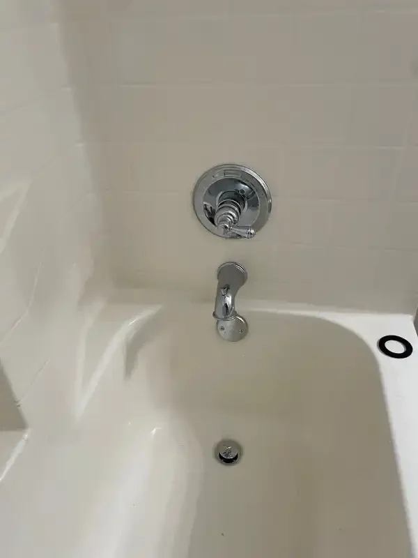White alcove tub with chrome spout and single-lever valve
